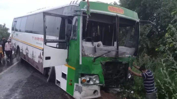 Keralam: 32 injured as bus carrying policemen collides with lorry