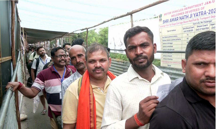 J&K:First Amarnath yatra pilgrims batch greeted at Chanderkotegar