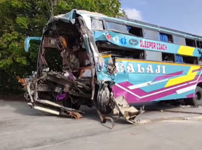 6 Killed, over 20 injured as bus crashes into truck on Vadodara highway
