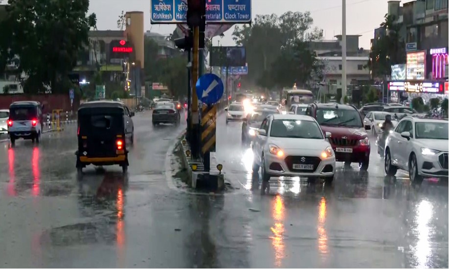 Uttarakhand:Heavy rain lashes Dehradun,97 roads blocked;schools shut