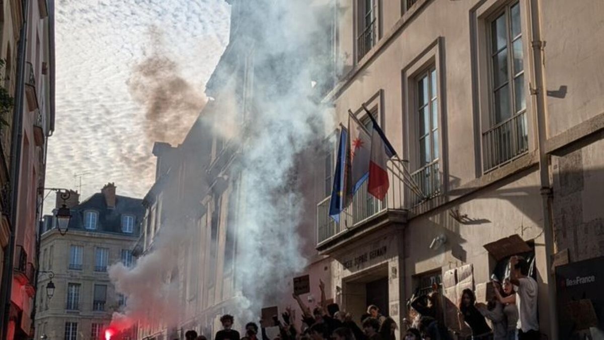 Trump blames France unrest on Islam, mass migration