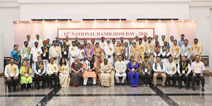 President Murmu presents handloom awards