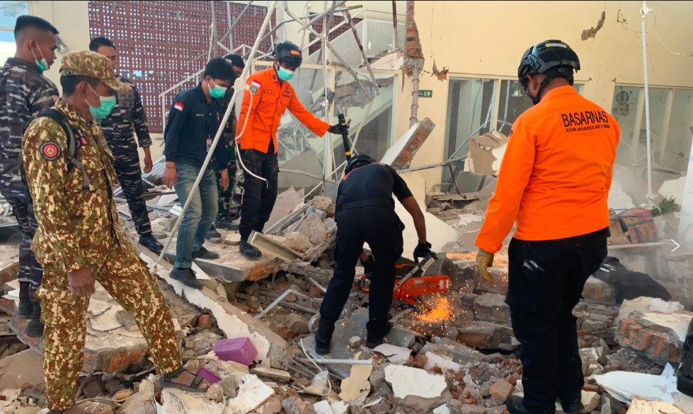 Atleast 20 dead after Indonesia's 7.7  magnitude earthquake