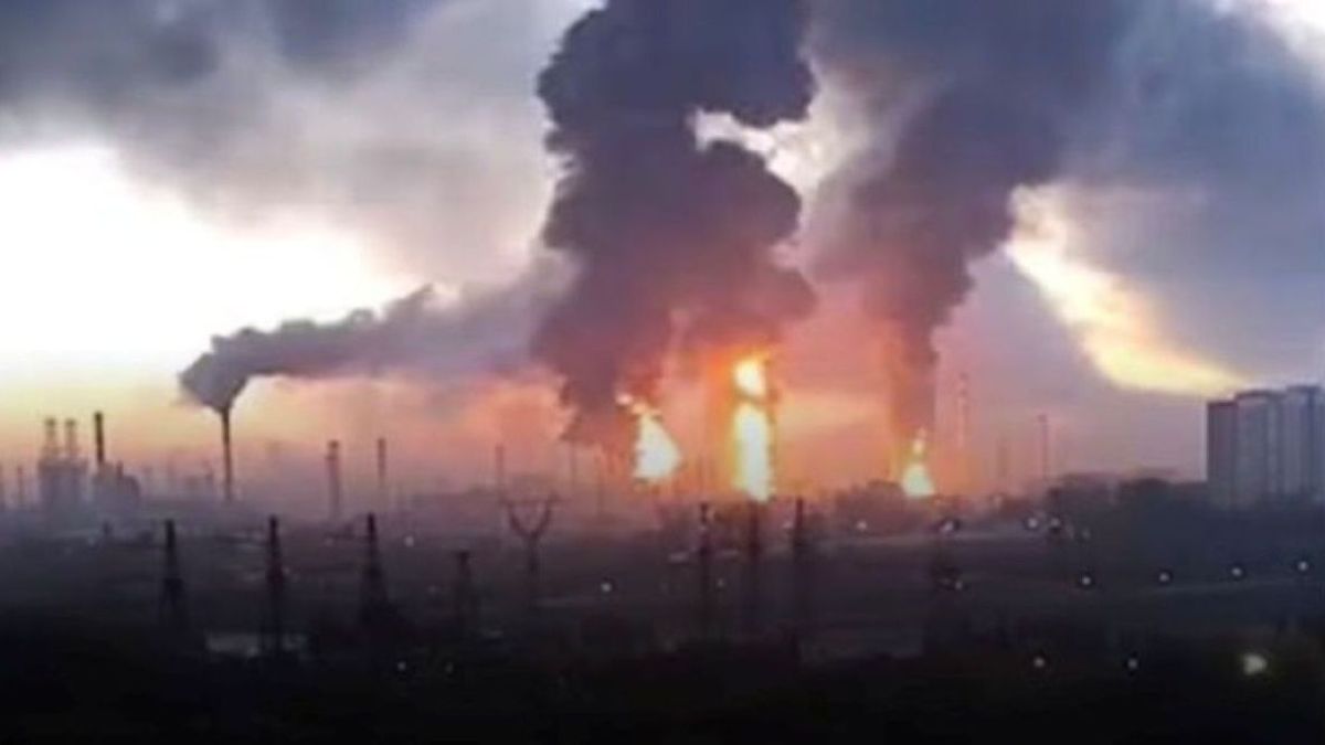 Ukraine launches over 1,000 drones at Russia, Oil refinery hit, 16 killed