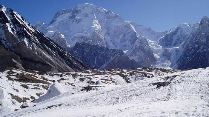 Avalanche sweeps climbing team, four bodies recovered, six missing 