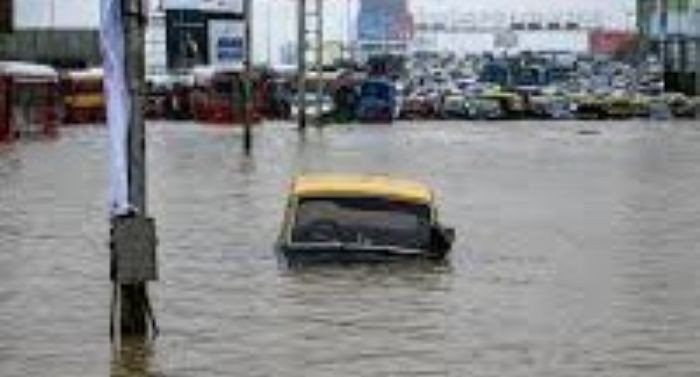 Heavy rains batter Kerala &  Odisha , chokes Mumbai