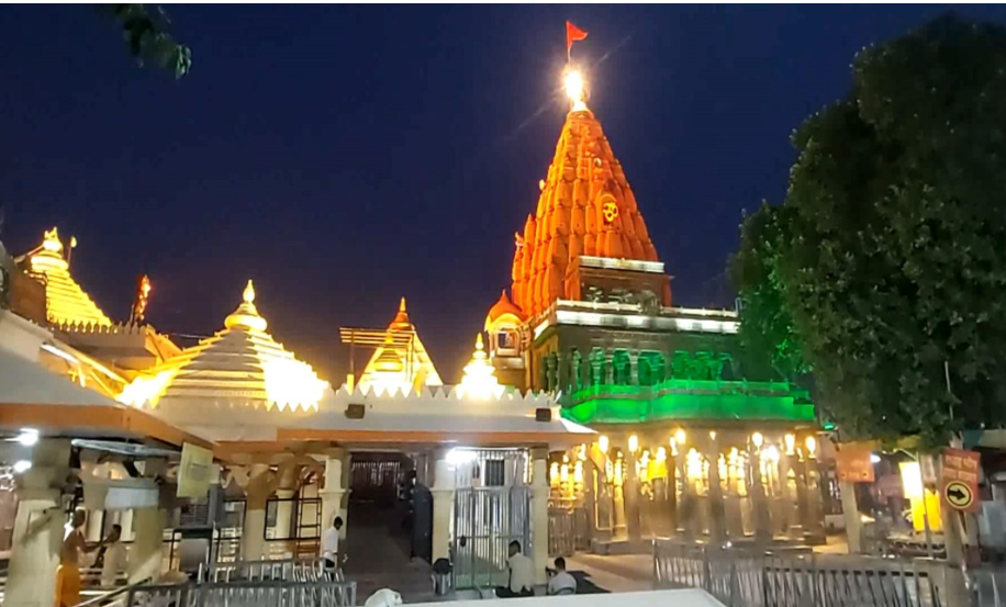 Thousands flock to Mahakaleshwar temple on Somvati Amavasya