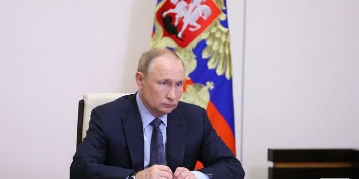Putin admits Russia going through difficult period 