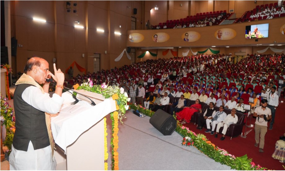 Rajnath Singh tells youth to fight injustice through democracy