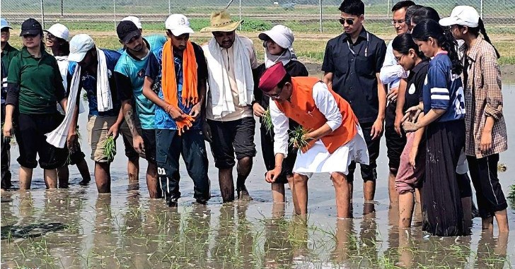 Pantnagar: Chouhan plants saplings, promotes sustainable agriculture 