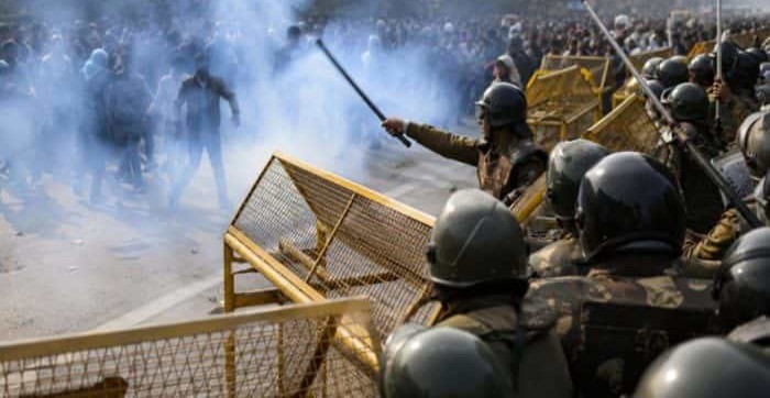 Tear Gas, Lathicharge as CJP protesters try to breach barricades