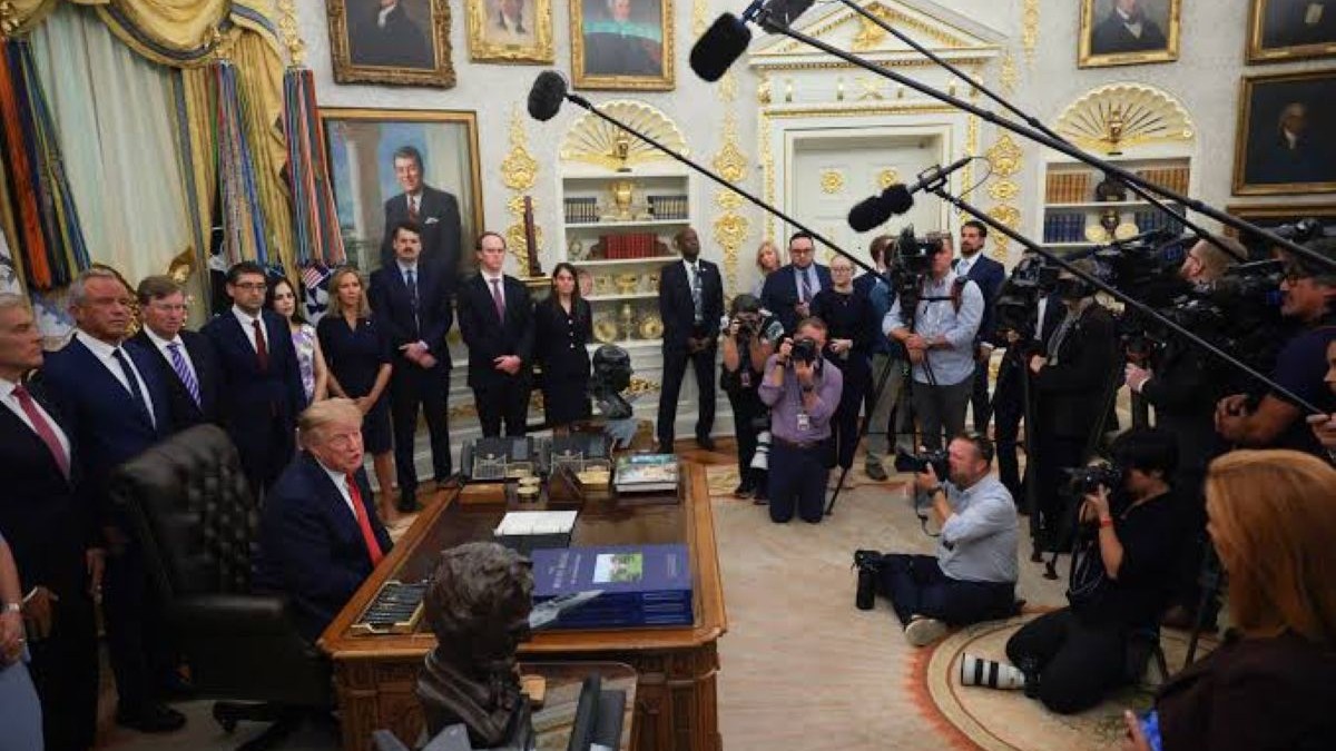 Major TV networks suspend WH pool coverage after Trump ban