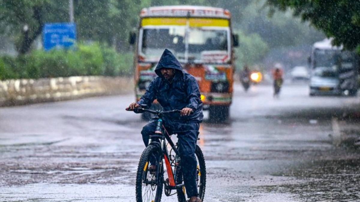Heavy rain disrupts life in UP, schools closed in several districts
