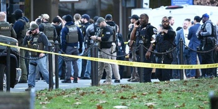 Shots fired near White House,suspect down